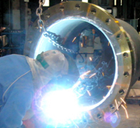 Soldador realizando trabajo de soldadura